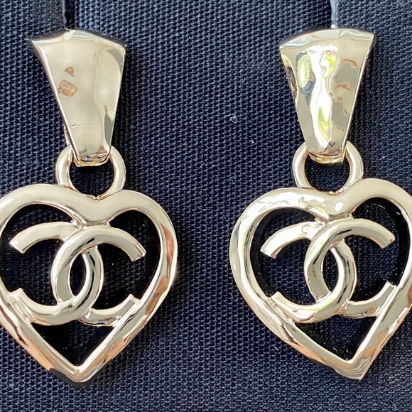 2022P CHANEL GOLD CC LOGO DANGLE HEART SHAPE STUD EARRINGS - Picture 3 of 12